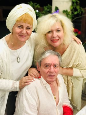 Певецът на 73-ия си рожден заедно със съпругата му Кристина и поетесата Елка Няголова