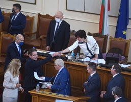 Шефката на парламента Цвета Караянчева поздравява новоизбраните министри след клетвата им.

СНИМКА: ВЕЛИСЛАВ НИКОЛОВ