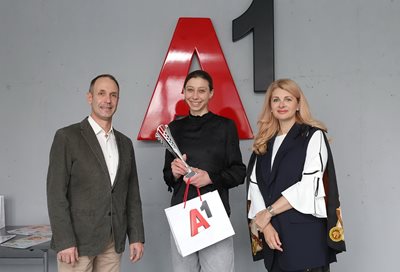 Мирела Демирева позира с наградата заедно с Илияна Захариева от А1 и Антон Бонов от сп. "Атлетика"