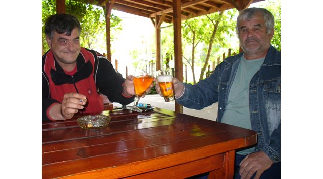 Наздравицата е част от българския социален живот от векове. Модата на напитките се променя.