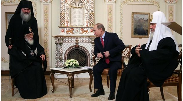 ВРЪЗКИ: Илия Втори (вляво) на среща с Путин и руския патриарх Кирил.   СНИМКА: РОЙТЕРС