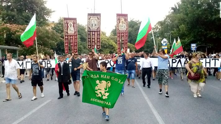 Начело на шествието в Асеновград е 11-годишно момче, което носи зелено знаме с надпис "Свобода или смърт", а в другата си ръка държи православен кръст СНИМКА: Елена Стефанова