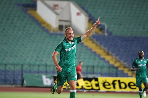 Григор Долапчиев се радва, след като е вкарал първия гол в елита за "Витоша" (Бистрица).