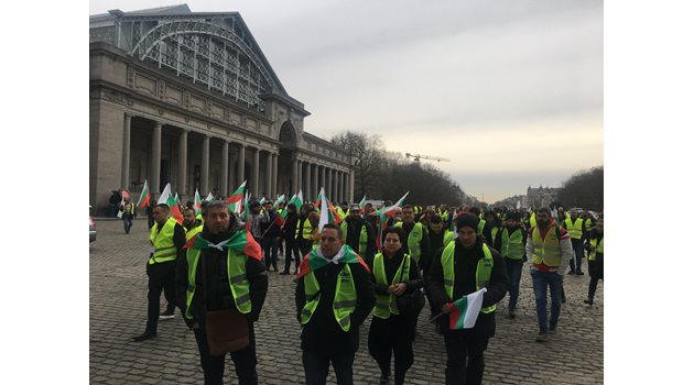 Българите поеха към площад Люксембург Снимки: Авторът