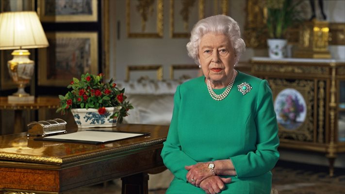 Кралица Елизабет II говори пред нацията.
СНИМКИ: РОЙТЕРС