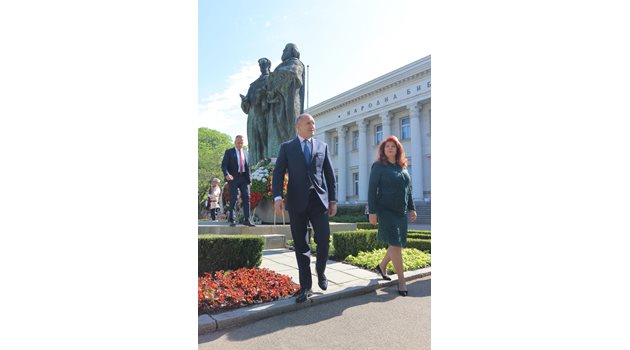Президентът Румен Радев поднесе цветя пред паметника на Кирил и Методий с вицето си Илияна Йотова.