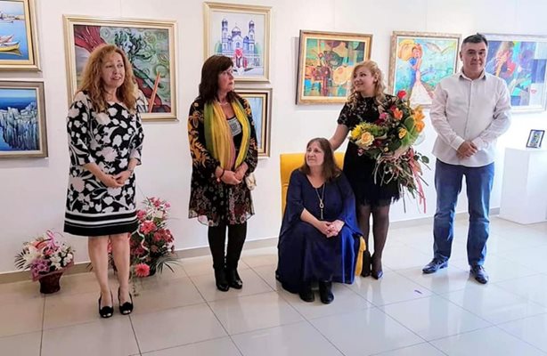Лидия Кунева /седналата: с дъщеря си Лора Янева/до нея с цветята/ на откриването на общата им изложба през 2019 г. Снимка:Архив