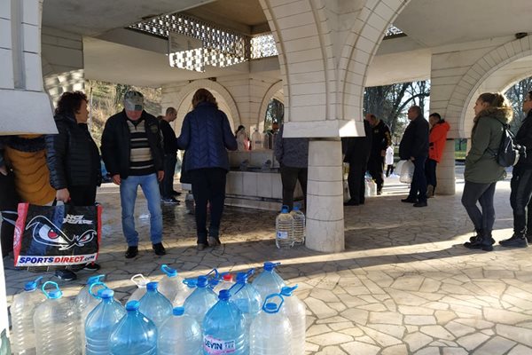Водопийните павилиони в Хисаря бяха окупирани.