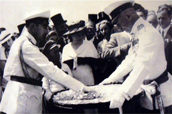 Цар Борис Трети взима ключа на мавзолей “Владислав Варненчик”, поднесен му от полк. Петър Димков на
4 август 1935 г. 
