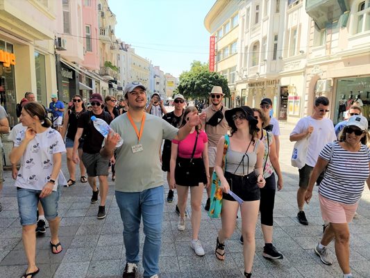 Всеки ден по главната улица в Пловдив минават групи с чужди туристи и се отправят към забележителностите.