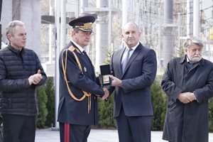 Радев удостои с Почетен знак на президента главен комисар Николов (Видео и снимки)