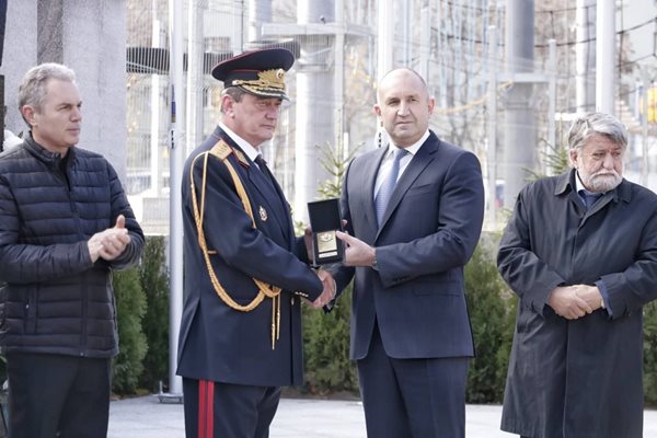 Радев удостои с Почетен знак на президента главен комисар Николов
СНИМКА: Георги Кюрпанов