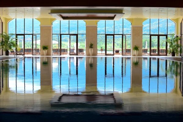 СПА центърът в Hyatt Regency Pravets Resort включва и 25-метров отопляем закрит басейн, сауни, парни бани, турска баня и слънчева тераса отново с гледка към езерото.