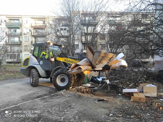 Най-сетне извозват падналите при снега в края на ноември клони.