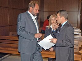 Христо и Мирела Лачеви очакват заедно с адвоката си Васил Василев (вляво) изхода от делото съвсем скоро.
СНИМКА: ГЕРГАНА ВУТОВА