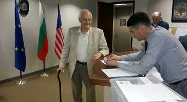 Тед Кочеф гласува за български президент в Ел Ей