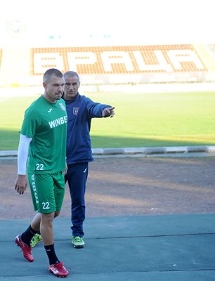 Треньорът на "Ботев" (Вр) Сашо Ангелов дава напътствия на новото попълнение