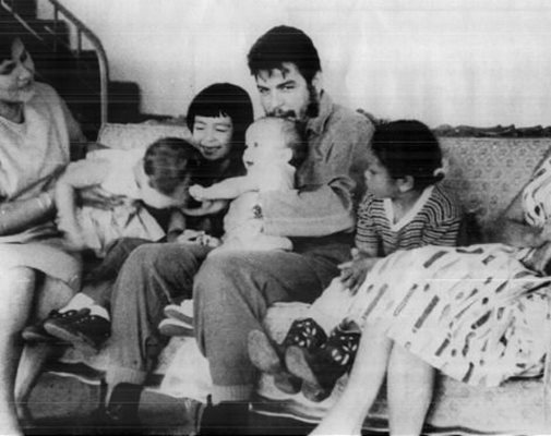 Че Гевара с четирите си деца от брака с кубинската революционерка Алейда Марч