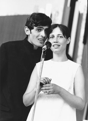 Михаил Белчев на сцена заедно с певицата Мария Нейкова