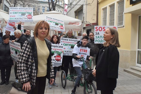 Бившият омбудсман Мая Манолова също подкрепи каузата на протеста. 