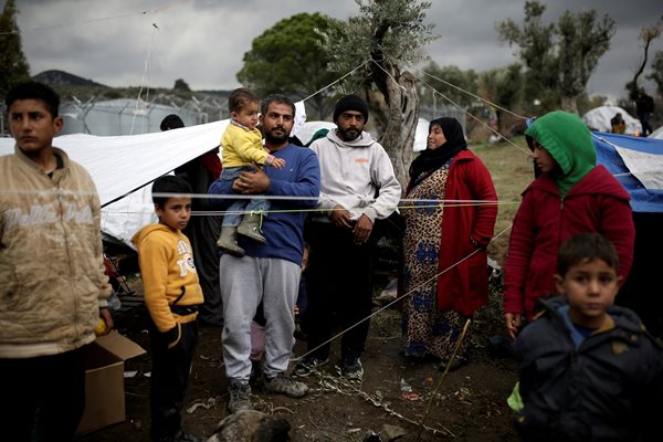 Стотици хиляди бежанци атакуват гръцката граница