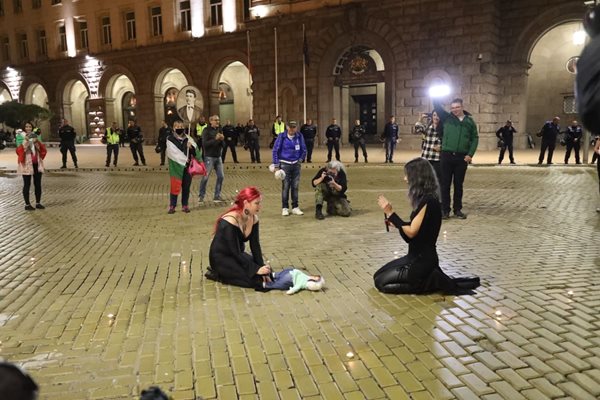 Две облечени в черно момичета разиграха вуду ритуала с кукла на Бойко Борисов.