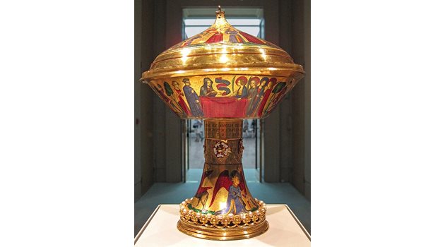 Кралската златна чаша е направена за френското кралско семейство през XIV век. Принадлежала е на няколко английски монарси и е прекарала около 300 г. в Испания. Висока е 23,6 см и е изработена от масивно злато.

