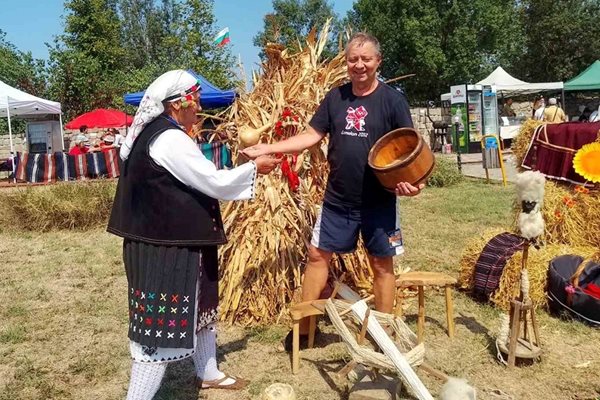 Бабите от с. Паламарца показват на присъстващи как се сее жито / Снимки: Добромир ДОБРЕВ