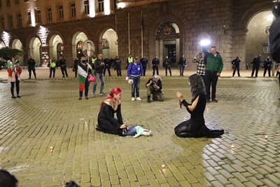 Two girls dressed in black performed the voodoo ritual with a Boyko Borisov doll.  PHOTO: Nikolai Litov