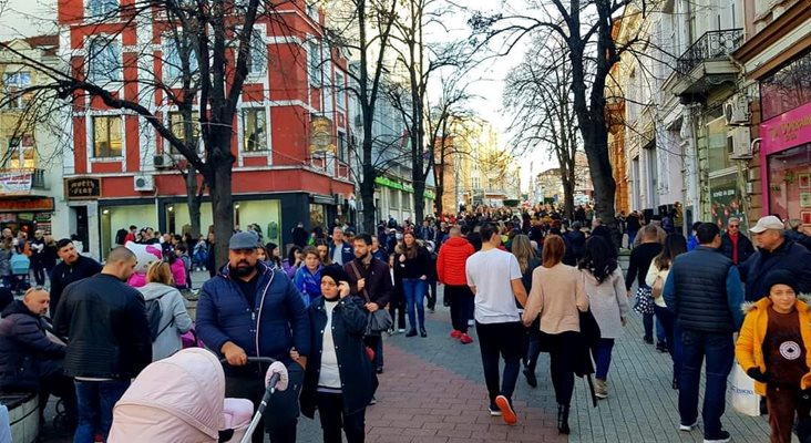 Хиляди излязоха на разходка в центъра на Пловдив във втория ден на новата година. Снимка: Манол Пейков, фейсбук