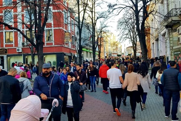 Хиляди излязоха на разходка в центъра на Пловдив във втория ден на новата година. Снимка: Манол Пейков, фейсбук