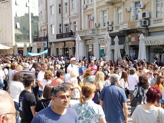 Многохилядното шествие в Пловдив преминаваше в продължение на повече от час.