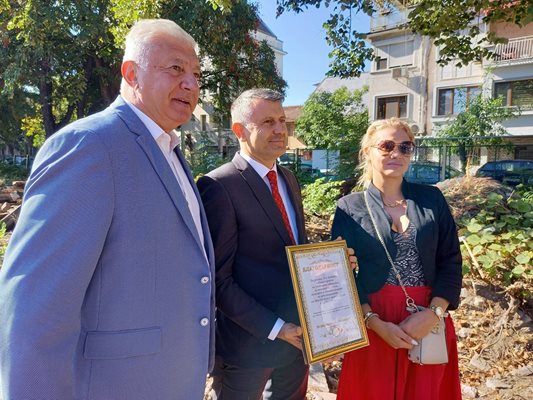 Здравко Димитров (вляво), зам.-кметът Георги Титюков и Аделина Вълчанова от квартала, която връчи благодарствена грамота.