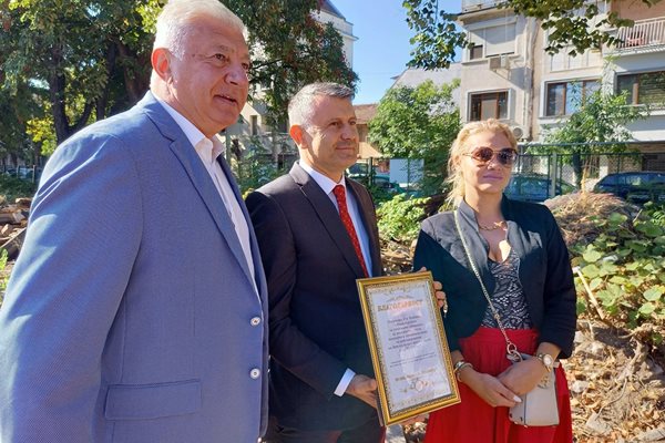 Здравко Димитров (вляво), зам.-кметът Георги Титюков и Аделина Вълчанова от квартала, която връчи благодарствена грамота.