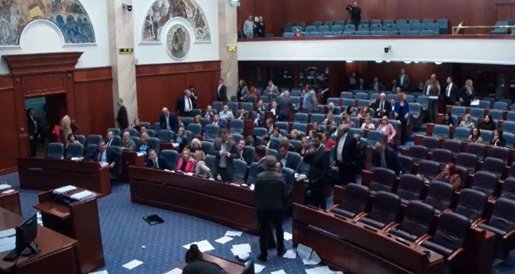 Скандал в парламента на Северна Македония - депутат нападна зам.-председателя Кадър: bTV