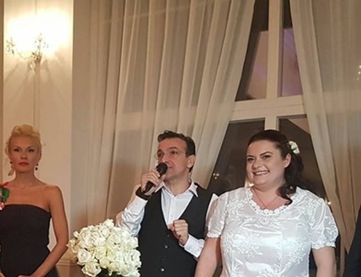 Младоженците Зуека и Ани с кумата Мария Игнатова в сватбения ден. СНИМКА: АРХИВ