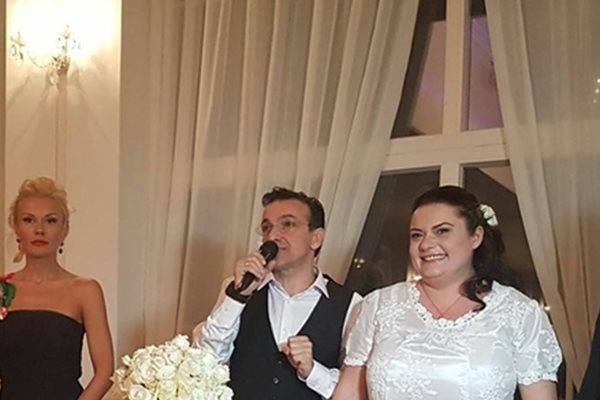 Младоженците Зуека и Ани с кумата Мария Игнатова в сватбения ден. СНИМКА: АРХИВ