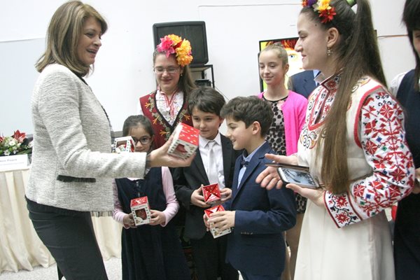 Съпругата на президента Румен Радев - Десислава Радева, зарадва с подаръци талантливи деца от музикалното училище в Пловдив