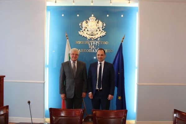 Кирил Ананиев и македонският му колега Венко Филипче СНИМКА: Министерство на здравеопазването