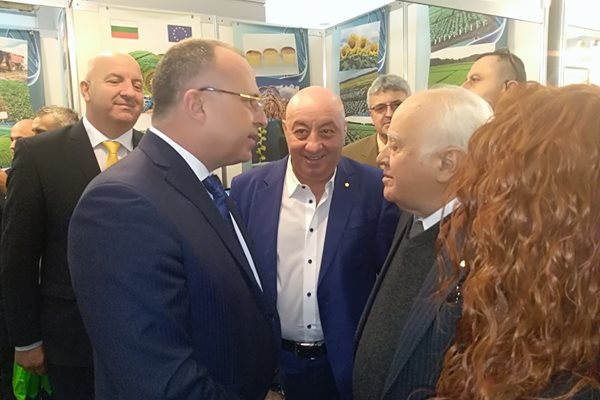 Министър Румен Порожанов разгледа изложбите в Пловдив и разговаря с участници