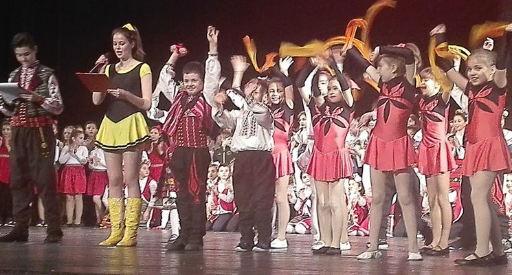 Емоционалният концерт за 20-та годишнина на "Миладина" събра десетки деца и възрастни на сцената. Снимки:Авторът