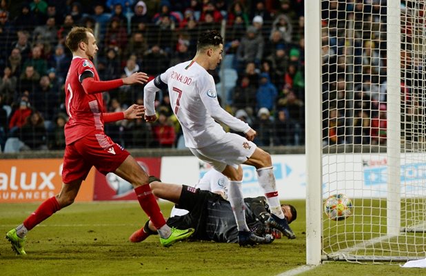 Кристиано Роналдо вкарва 99-ия си гол за Португалия при 2:0 в Люксембург. Снимки: Ройтерс