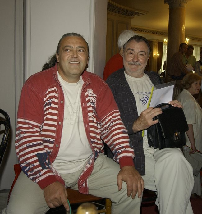 От всички български ханове живи са само двама - хан Кубрат (Васил Михайлов, в дясно) и хан Аспарух - Стойко Пеев.
