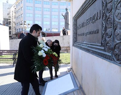 Букет цветя пред паметника на Кирил и Методий в Скопие бе единствената “историческа” проява при посещението на  Кирил Петков.
