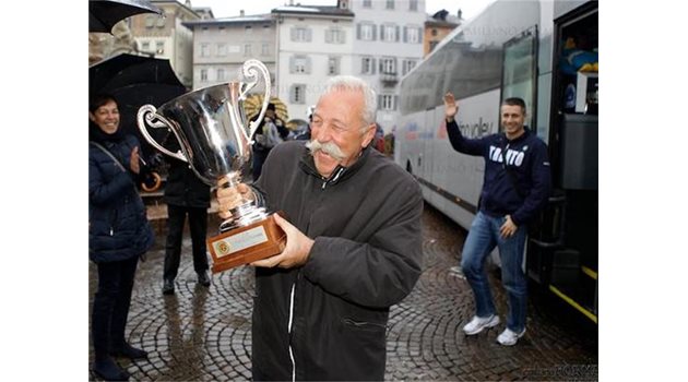 ГОРДОСТ: Президентът на Тренто Диего Мосно показва спечелената за втори път световна купа.