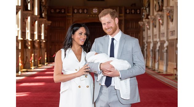Принц Хари и Меган показват бебето  си в замъка Уиндзор.