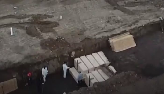 Изображения от дрон показват импровизирани дървени ковчези в масов гроб Ню Йорк КАДЪР: Туитър/ Al Jazeera English
