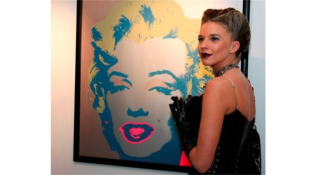 ЛиЛана позира пред картина на Мерилин Монро при откриването на изложба на Анди Уорхол. 
СНИМКА: "24 ЧАСА"
