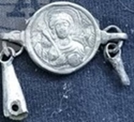 Медалионът от 11 век, намерен от археолози начело с проф. Николай Овчаров в Месионис, Търговище.