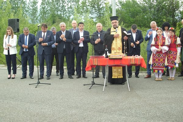 Във вторник министър Иван Шишков, заместникът му Николай Шушков и шефът на АПИ Венцислав Ангелов дадоха старт на строеж на малка част от трасето - пътен възел в края на автомагистралата в посока Кулата - София. СНИМКА: Тони Маскръчка